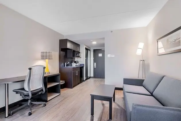 GLō Best Western Mississauga Corporate Centre - Mutfak