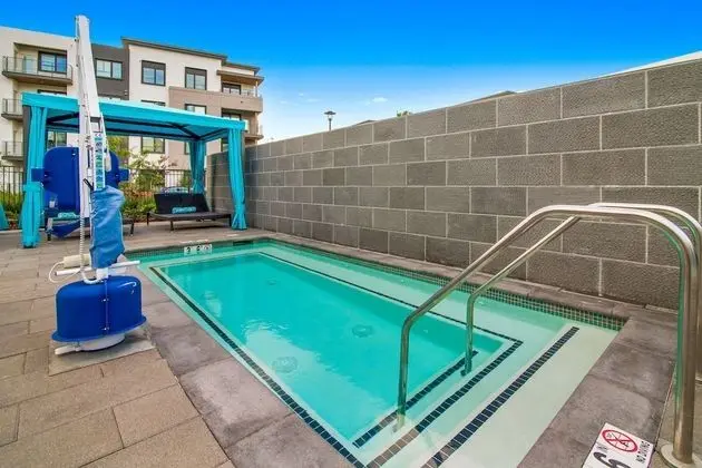 Global Luxury Suites in Menlo Park - Havuz