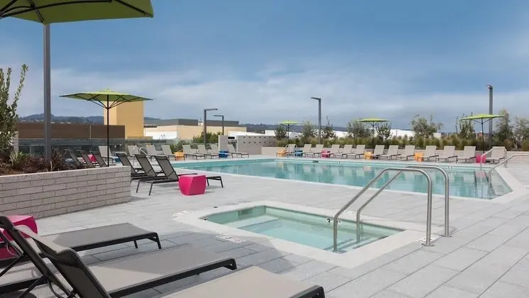 Global Luxury Suites San Mateo - Havuz
