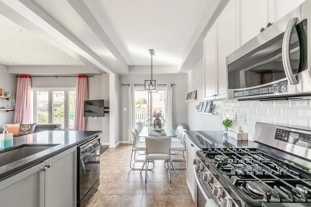 GLOBALSTAY. Modern 3-4 Bedroom Town - Mutfak