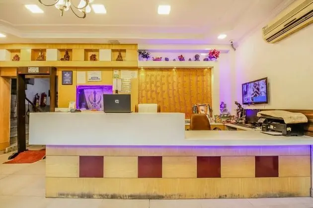 Hotel Glow Inn - Lobi