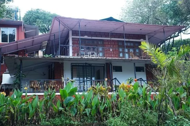 Hotel Godai Girikunj