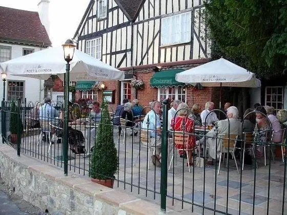Godstone Hotel - Dış Mekan