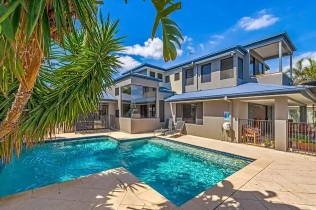 Gold Coast Stunning Waterfront Retreat by Hostrelax