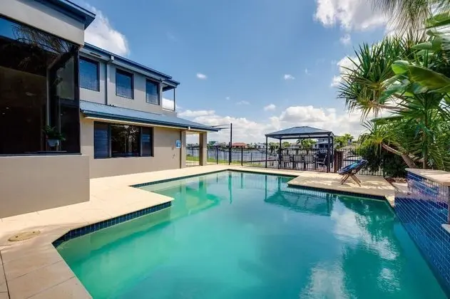 Gold Coast Stunning Waterfront Retreat by Hostrelax - Havuz