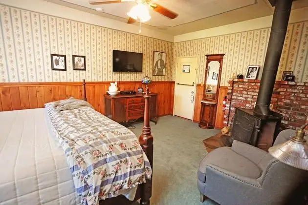 Gold Mountain Manor Bed and Breakfast - Oda