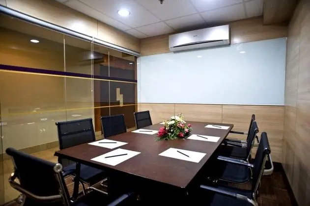 Goldberry Suites and Hotel - İş / Konferans
