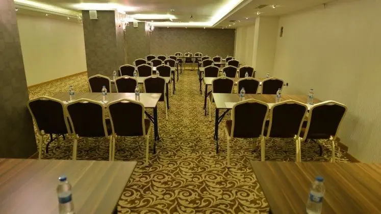 Golden Deluxe Hotel - Lobi