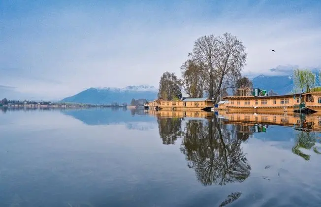 Golden Flower Heritage Houseboat