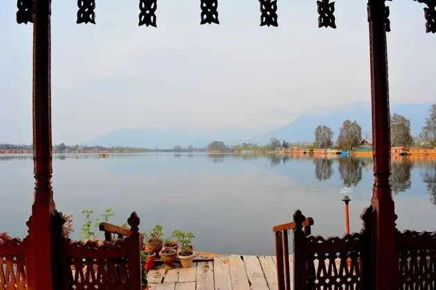 Golden Flower Heritage Houseboat - Dış Mekan