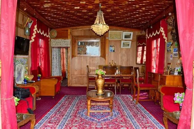 Golden Flower Heritage Houseboat - İç Mekan