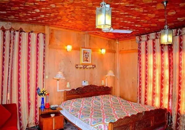 Golden Flower Heritage Houseboat - Oda