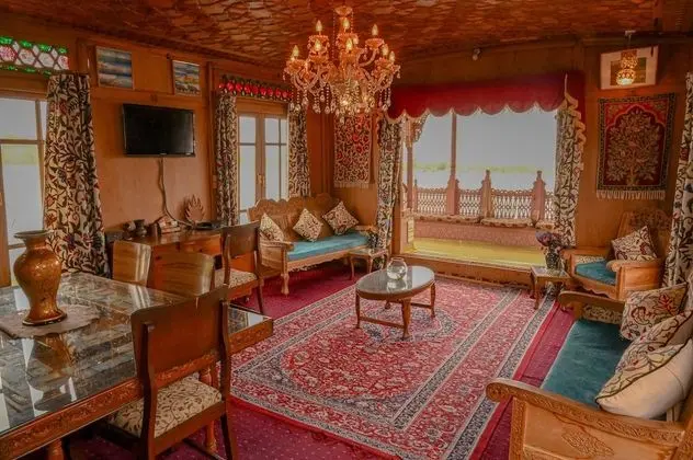 Golden Flower Heritage Houseboat - Öne Çıkan Resim