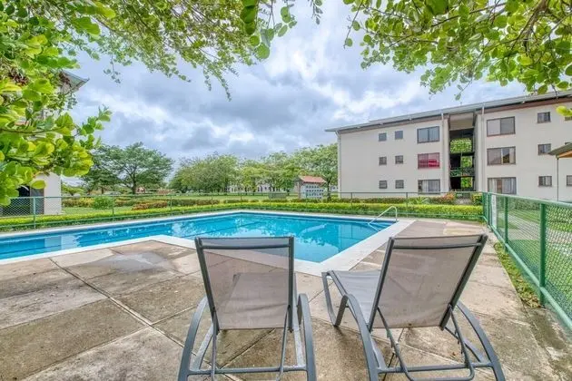 Golden Getaway Apartments - Havuz