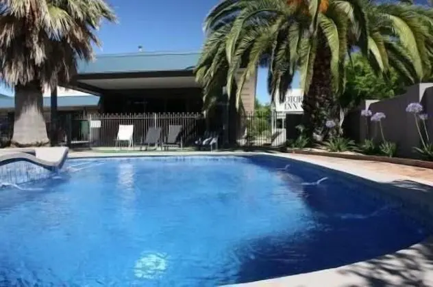 Golden Leaf Motor Inn - Havuz