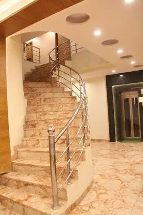 Hotel Golden Oasis Delhi - Dış Mekan