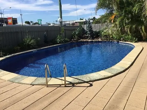 Golden Palms Motor Inn - Havuz