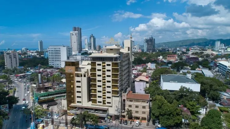 Golden Prince Hotel and Suites