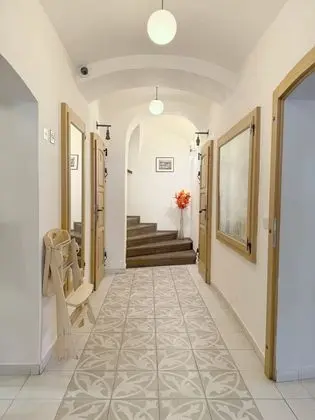 Hotel At the Golden Scissors - Lobi