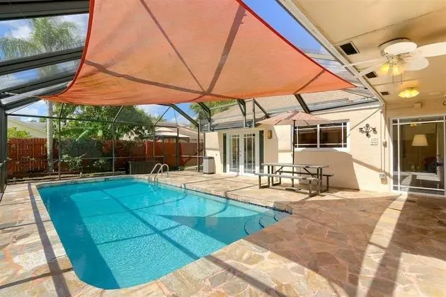 Golden Tropics 30 Minutes From Superbowl 2020 Pool Fenced Backyard