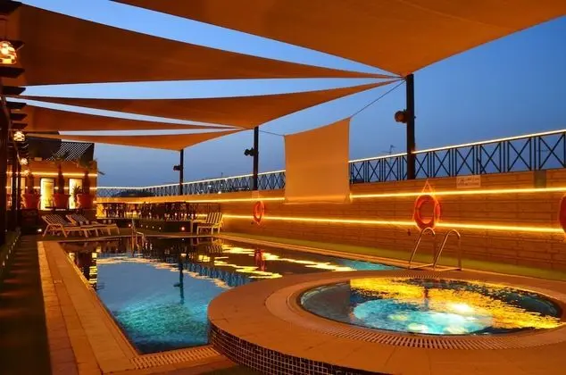 Golden Tulip Deira - Havuz