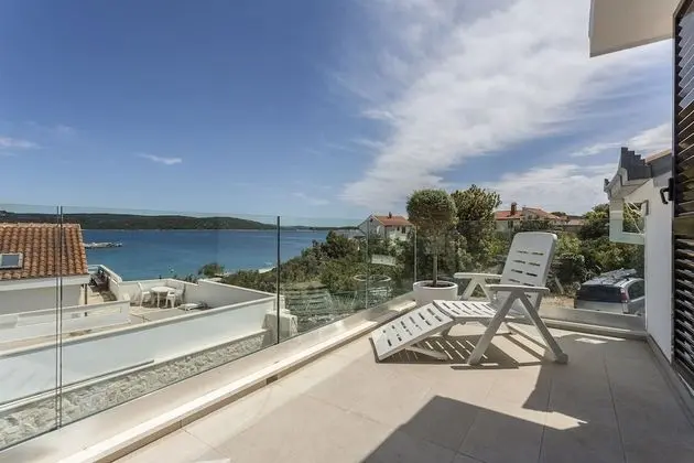 Goldie - 30 m From Beach - H