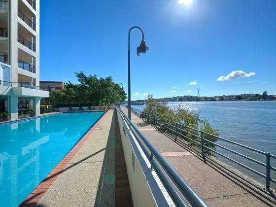 Goldsborough Place Apartments - Havuz