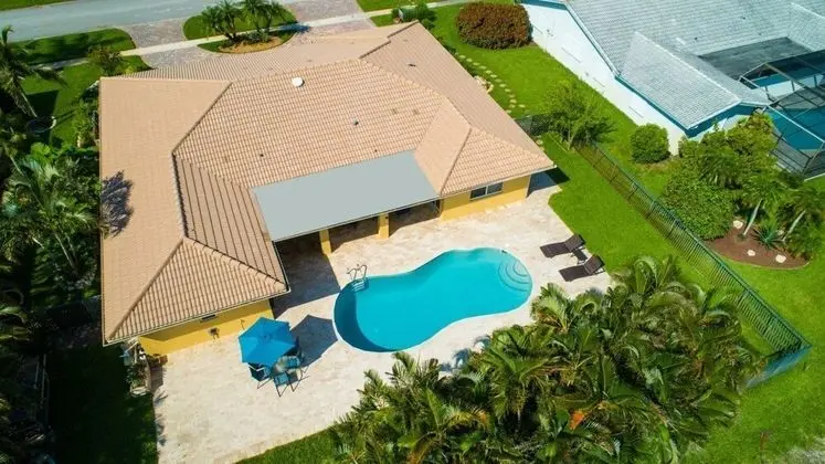Golfview - Short Term Rental Certified by Weston. Private & Sanitized, Perfect for Social Distancing & Working From Home. Self Check-in. Private Pool, Pet Friendly. Super-host Support
