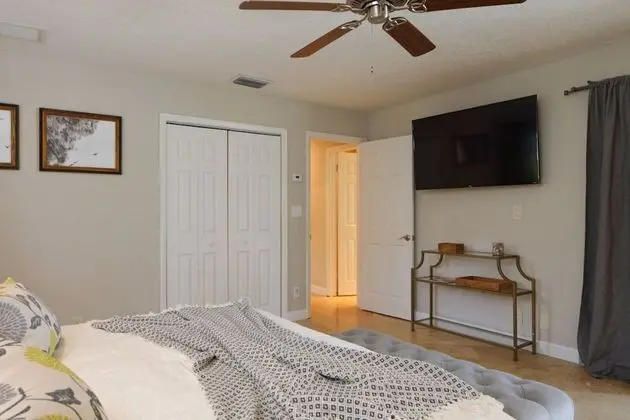 Golfview - Short Term Rental Certified by Weston. Private & Sanitized, Perfect for Social Distancing & Working From Home. Self Check-in. Private Pool, Pet Friendly. Super-host Support - Oda