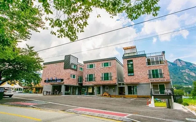 Gongju Donghaksa Moodwa Pension