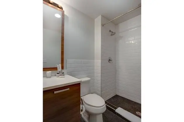 Gorgeous 1 Bedroom in Historic Building, Downtown - Banyo Tipleri