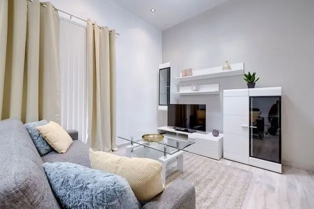 Gorgeous 1BR Apartment Steps to the Promenade