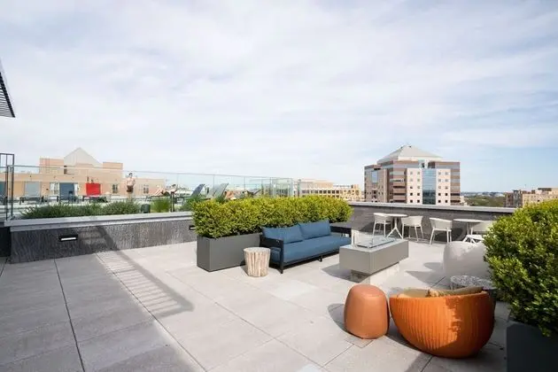 Gorgeous 1Br at Clarendon With Gym