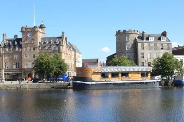 Gorgeous 2 Bedroom Apartment in Vibrant Leith With Amazing Views