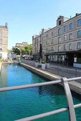 Gorgeous 2 Bedroom Apartment in Vibrant Leith With Amazing Views - Havuz
