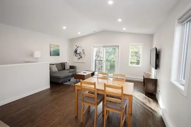 Gorgeous 2-bedrooms Duplex Upper Unit