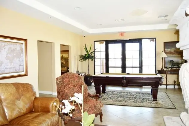 Gorgeous 3BD Havasu Home with Lake View - Lobi