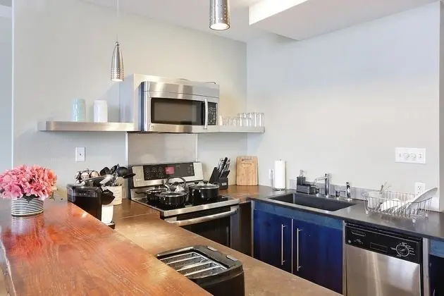 Gorgeous 3br/2ba Industrial Apt in Nola by Domio - Mutfak