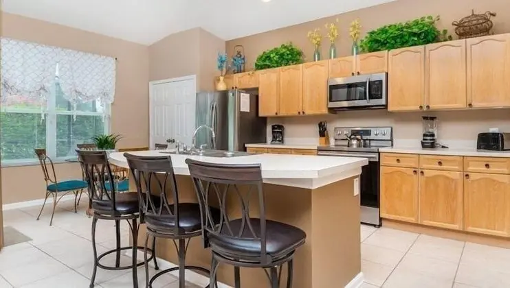 Gorgeous 4 Bedroom 3 Bath Pool Home in Windsor Palms Gated Resort - Mutfak