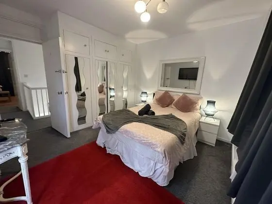 Gorgeous 4 Bedrooms, 5-baths House Central London