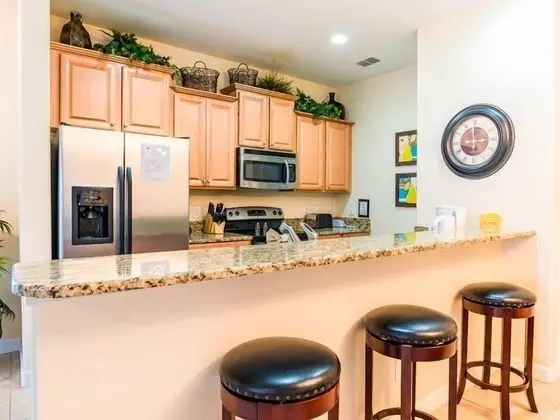 Gorgeous 5 Bed 4 Bath Townhome With Splash Pool in Paradise Palms - Mutfak