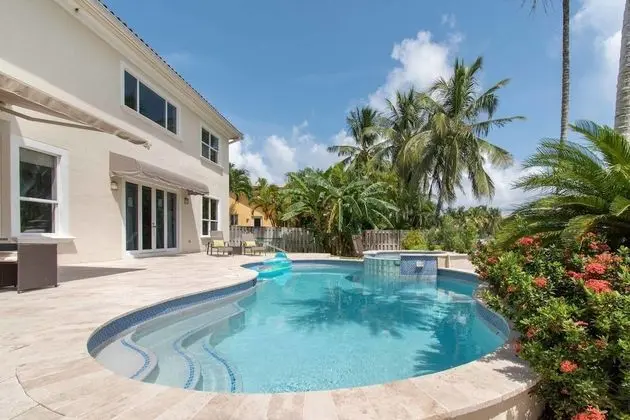 Gorgeous 5 Bedroom Home W Heated Pool Canal Front