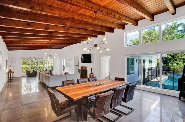 Gorgeous 5BR Home with Heated Pool - Yerinde Yemek