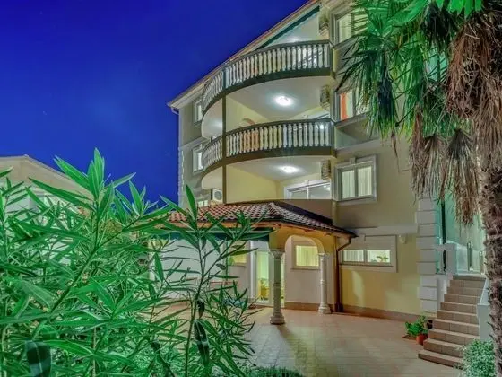 Gorgeous Apartment With Hot Tub and Terrace With Sea View
