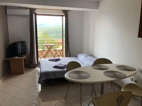 Gorgeous Biserka Apartment near the sea