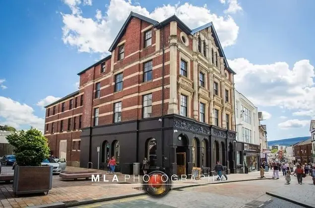 Gorgeous, Comfortable Apartment on the High Street