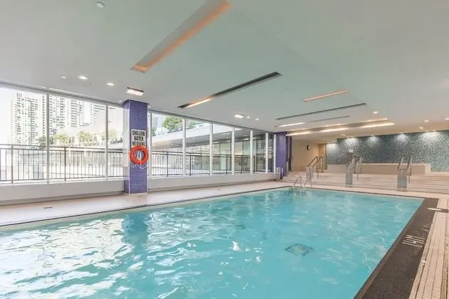 Gorgeous Condos in Maple Leaf Square - Havuz