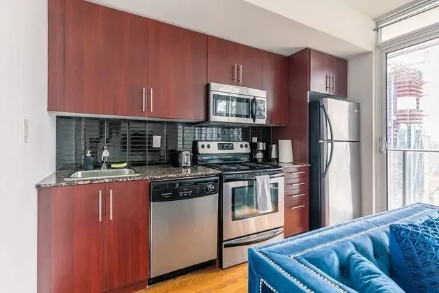 Gorgeous Condos in Maple Leaf Square - Mutfak