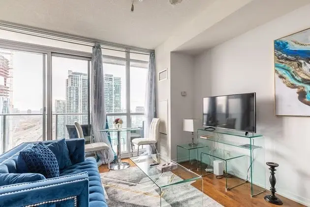 Gorgeous Condos in Maple Leaf Square - Öne Çıkan Resim