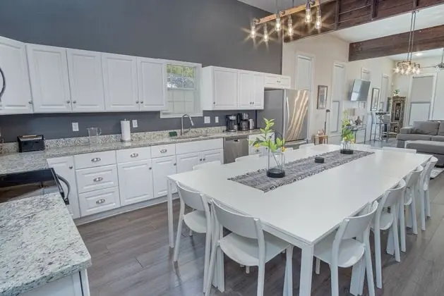 Gorgeous, Family-friendly Home Near Downtown - Mutfak